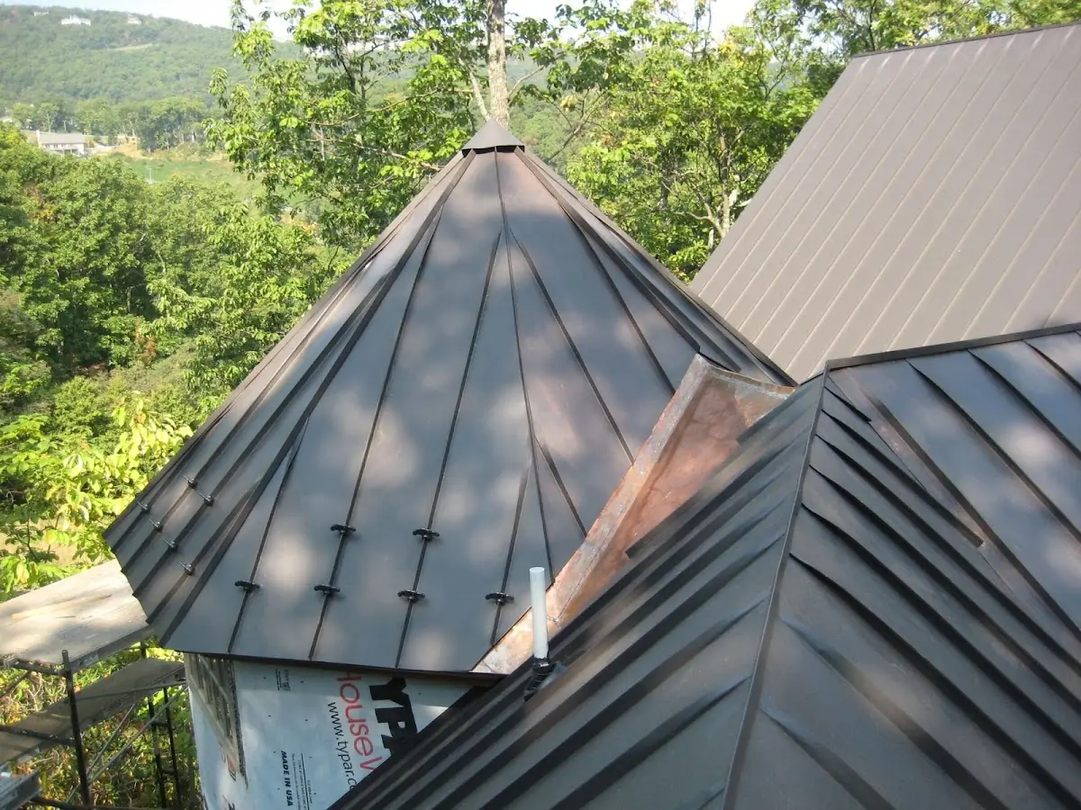 Professional Roof Tarp Installation by Craftsman Roofing in Brela